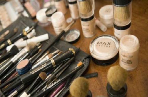 Max Factor蜜丝佛陀是如何成为宝洁公司旗下顶尖品牌的？