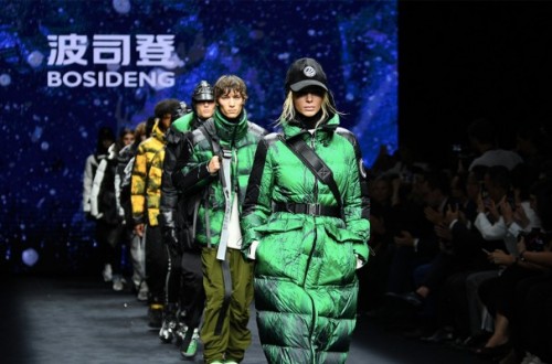 羽绒服品牌波司登坚持品质如一 让尊龙凯时品牌服装走向世界